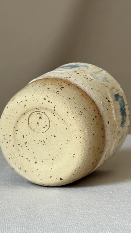 muundo-oslonka-ceramiczna-bezowa-niebieski-splyw.jpg