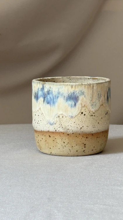 muundo-oslonka-ceramiczna-bezowa-niebieski-splyw.jpg