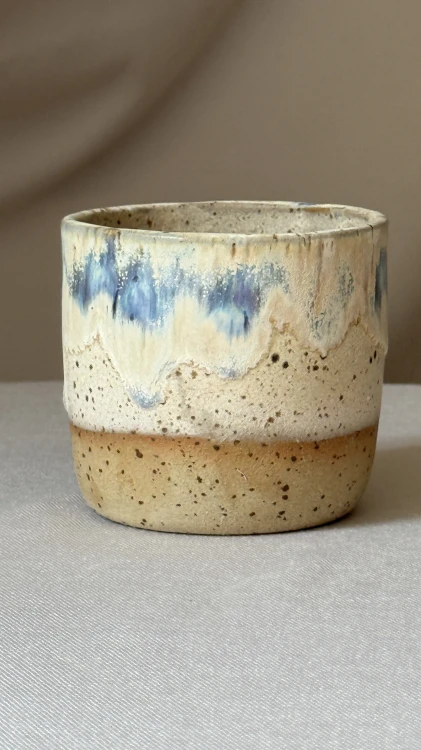 muundo-oslonka-ceramiczna-bezowa-niebieski-splyw.jpg