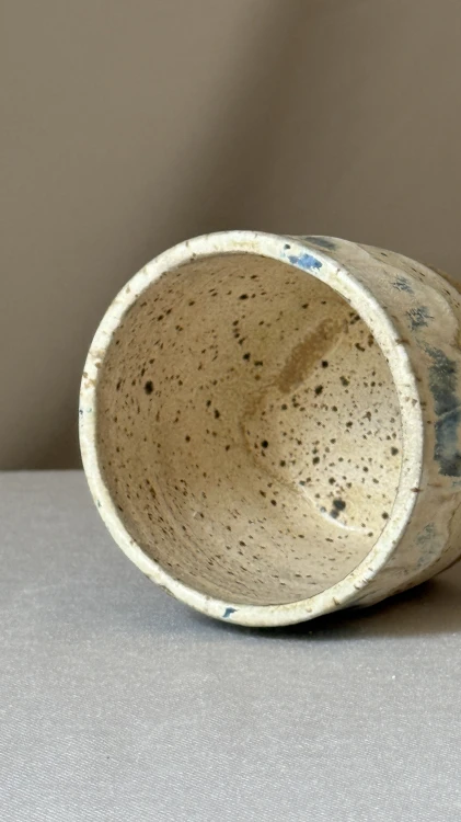 muundo-oslonka-ceramiczna-bezowa-niebieski-splyw.jpg
