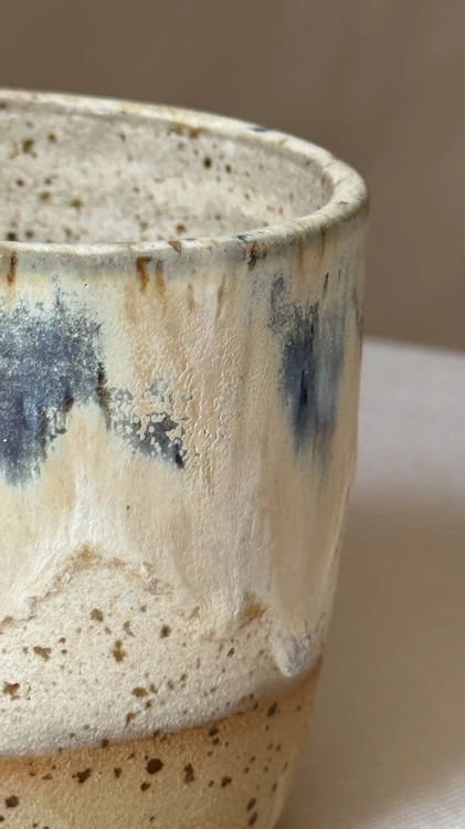 muundo-oslonka-ceramiczna-bezowa-niebieski-splyw.jpg