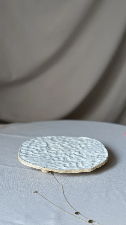 ceramiczna-tacka-bąbelki-nózki-jasny-beż-plamki.jpg