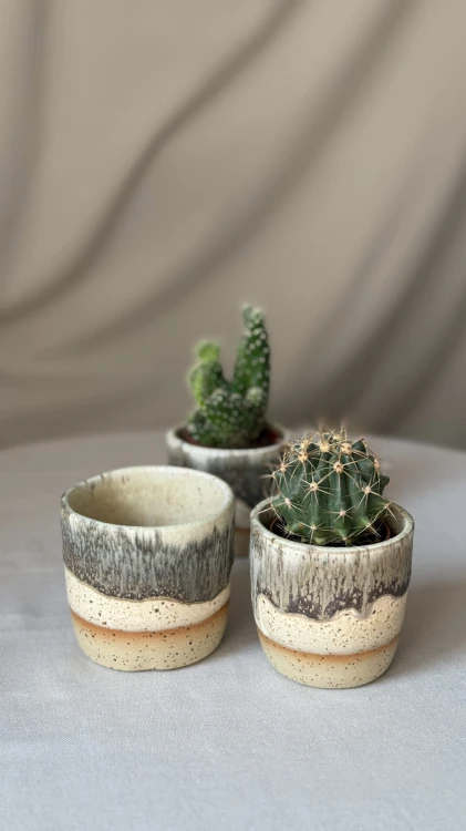 Beżowa osłonka ceramiczna z brązowym spływem