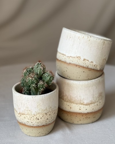 Beżowa osłonka ceramiczna z brązowymi piegami handmade