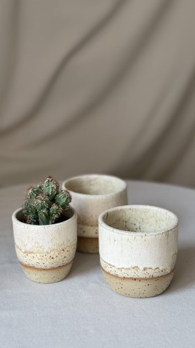 Beżowa osłonka ceramiczna z brązowymi piegami handmade