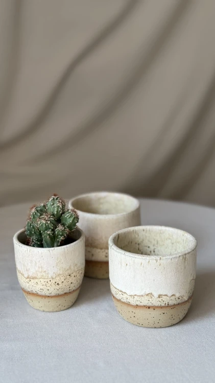 Beżowa osłonka ceramiczna z brązowymi piegami handmade