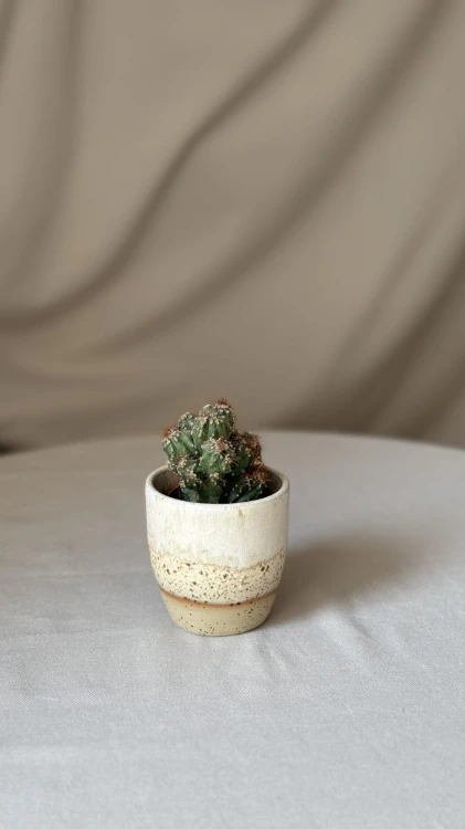 Beżowa osłonka ceramiczna z brązowymi piegami handmade