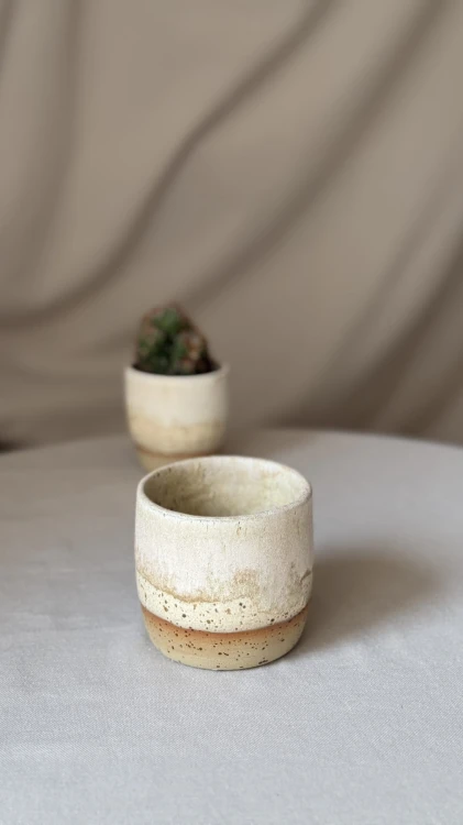 Beżowa osłonka ceramiczna z brązowymi piegami handmade