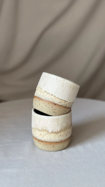Beżowa osłonka ceramiczna z brązowymi piegami handmade