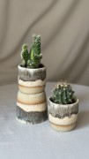 Beżowa osłonka ceramiczna z brązowym spływem
