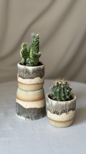 Beżowa osłonka ceramiczna z brązowym spływem