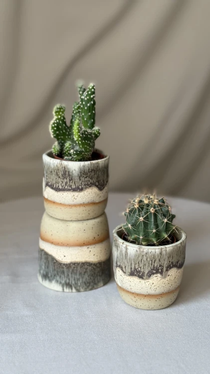 Beżowa osłonka ceramiczna z brązowym spływem