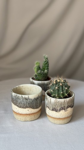 Beżowa osłonka ceramiczna z brązowym spływem
