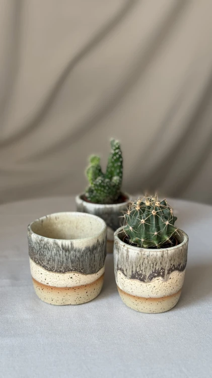 Beżowa osłonka ceramiczna z brązowym spływem