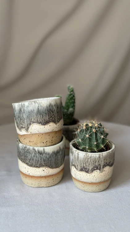 Beżowa osłonka ceramiczna z brązowym spływem handmade