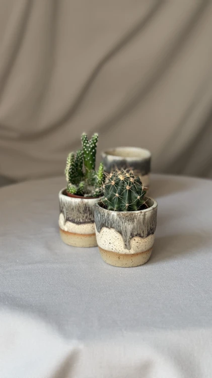 Beżowa osłonka ceramiczna z brązowym spływem handmade