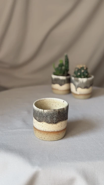 Beżowa osłonka ceramiczna z brązowym spływem handmade