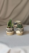 Beżowa osłonka ceramiczna z brązowym spływem handmade