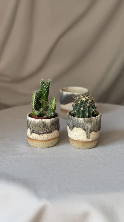 Beżowa osłonka ceramiczna z brązowym spływem handmade