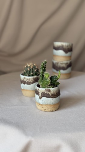 Niebieska osłonka ceramiczna z piegami i brązowym spływem
