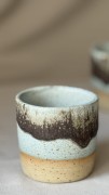 Niebieska osłonka ceramiczna z piegami i brązowym spływem