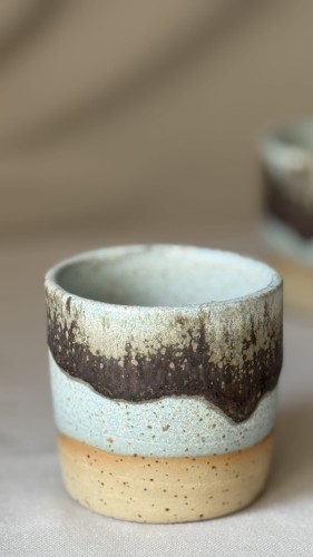 Niebieska osłonka ceramiczna z piegami i brązowym spływem