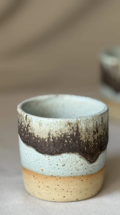 Niebieska osłonka ceramiczna z piegami i brązowym spływem