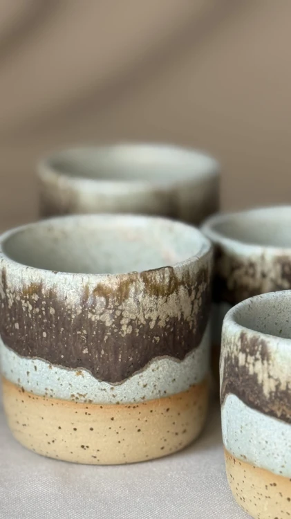 Niebieska osłonka ceramiczna z piegami i brązowym spływem
