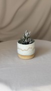 Niebieska osłonka ceramiczna toczona na kole garncarskim