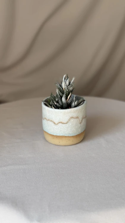 Niebieska osłonka ceramiczna toczona na kole garncarskim