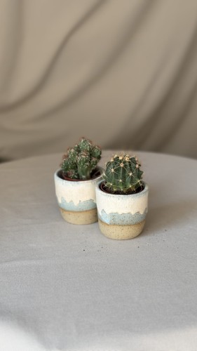 Niebieska osłonka ceramiczna z białym spływem toczona na kole