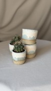 Niebieska osłonka ceramiczna z białym spływem toczona na kole