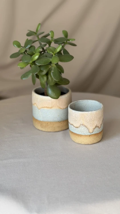 Niebieska osłonka ceramiczna z beżowym spływem toczona na kole