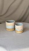 Niebieska osłonka ceramiczna z beżowym spływem toczona na kole