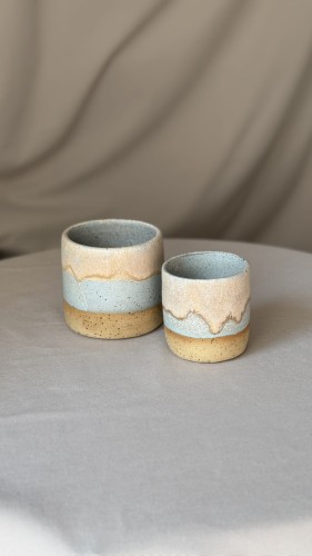Niebieska osłonka ceramiczna z beżowym spływem toczona na kole