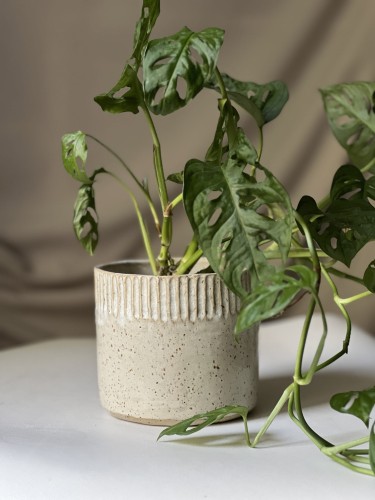 Beżowa osłonka ceramiczna w paski
