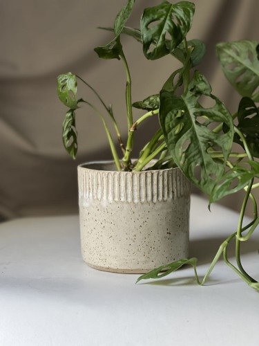 Beżowa osłonka ceramiczna w paski