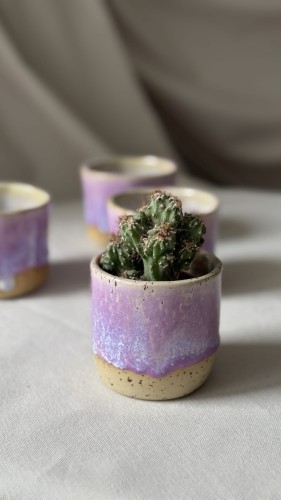 Fioletowa osłonka ceramiczna toczona na kole biały błękitny spływ