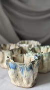 Pofalowana osłonka ceramiczna ręcznie lepiona