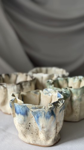 Pofalowana osłonka ceramiczna ręcznie lepiona