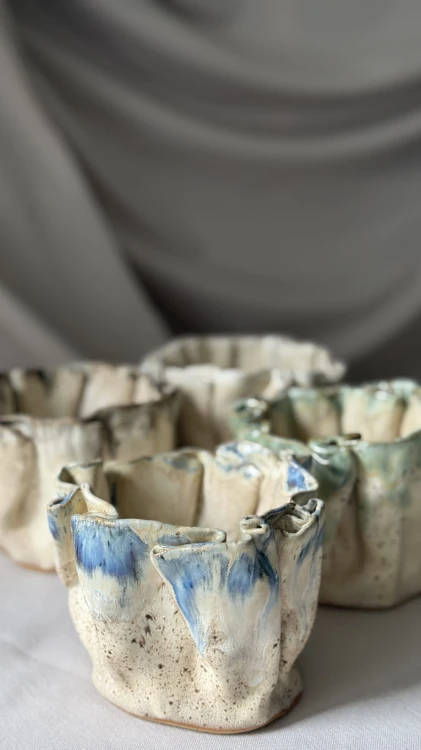 Pofalowana osłonka ceramiczna ręcznie lepiona