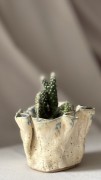 Pofalowana osłonka ceramiczna ręcznie lepiona