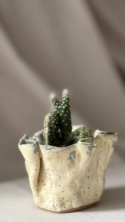 Pofalowana osłonka ceramiczna ręcznie lepiona