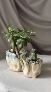 Doniczka handmade beżowa z niebieskim spływem