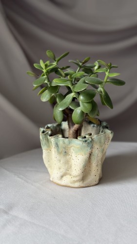 Pofalowana osłonka ceramiczna z zielonym spływem