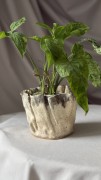 Pofalowana osłonka ceramiczna z brązowym spływem