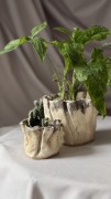 Pofalowana osłonka ceramiczna z brązowym spływem
