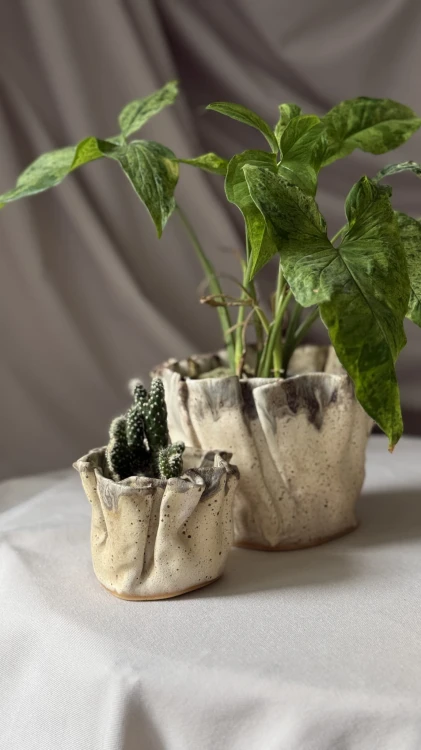Pofalowana osłonka ceramiczna z brązowym spływem