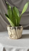 Pofalowana osłonka ceramiczna z brązowym spływem