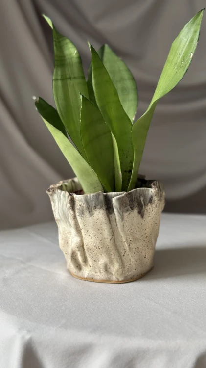 Pofalowana osłonka ceramiczna z brązowym spływem